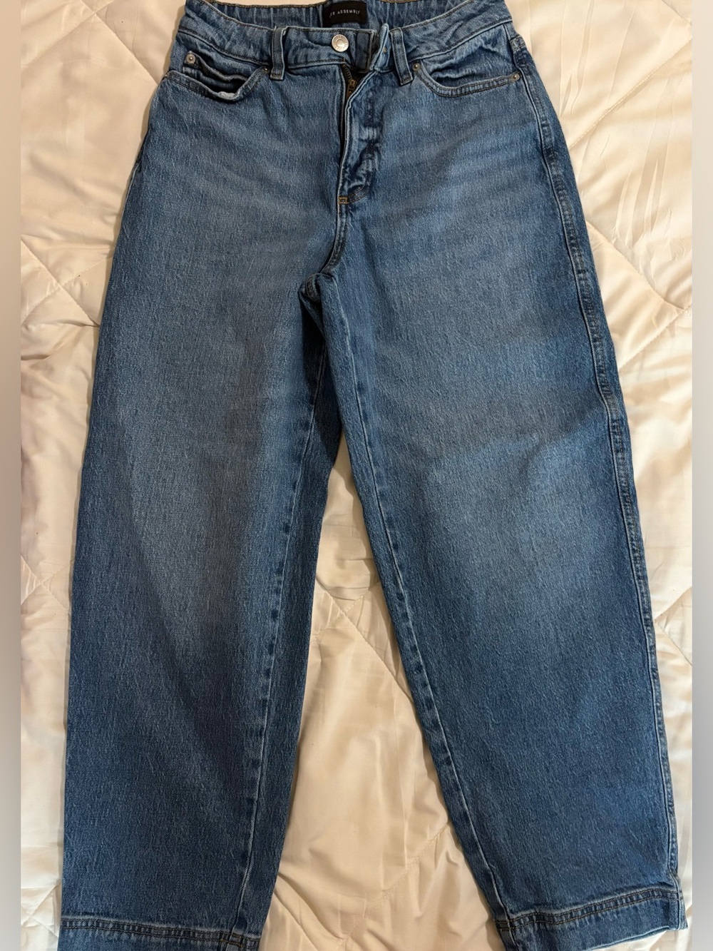 Free Assembly Women’s Mid Rise Wide Hem Barrel Jeans